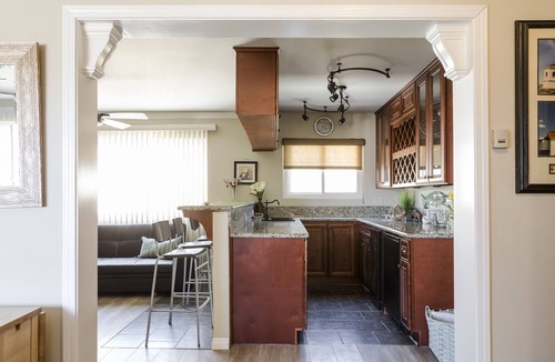 Belmont Heights Apartment | LB New and Upgraded Beach House Walk 2 Sand Sleeps 9