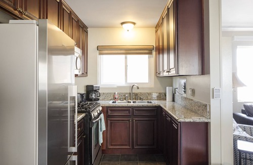 Belmont Heights Apartment | LB New and Upgraded Beach House Walk 2 Sand Sleeps 9