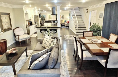 Peninsula Apartment | LB Peninsula, Steps to the Sand and Bay, Sleeps 8