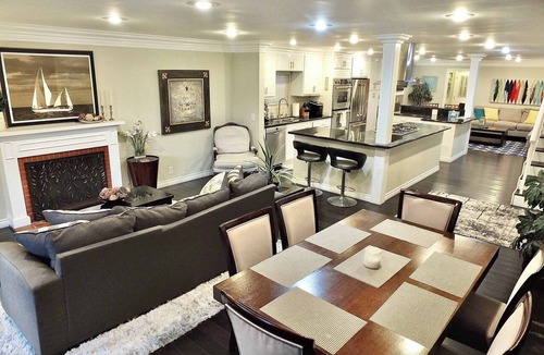 Peninsula Apartment | LB Peninsula, Steps to the Sand and Bay, Sleeps 8