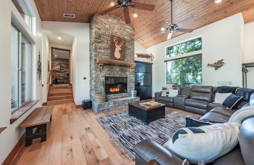 Shaver Lake House | Leopard Lily Lodge Luxe Stays 2 Suites AC