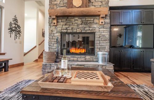 Shaver Lake House | Leopard Lily Lodge Luxe Stays 2 Suites AC