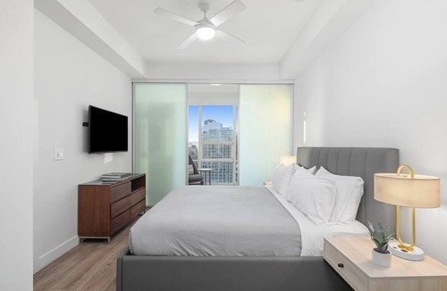 Downtown Los Angeles Hotel | Level South Olive- One Bedroom Suite & Office