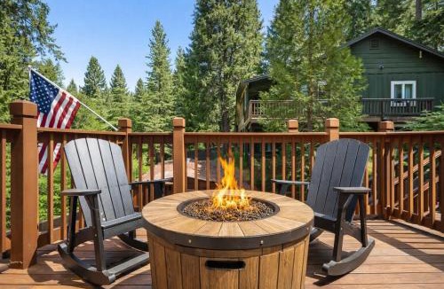 Sugar Pine House | Lewis Creek cabin near Yosemite king beds