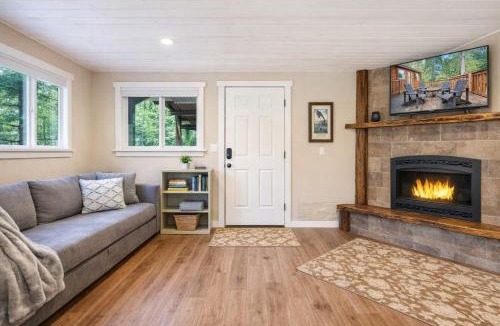 Sugar Pine House | Lewis Creek cabin near Yosemite king beds