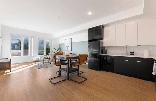 Little Tokyo Apartment | Light-Filled Artsy Stay in Little Tokyo