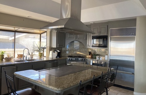 Discovery Bay House | Lighthouse Holiday Home - Waterfront, Hot tub, Sauna, Gourmet Kitchen, Fishing