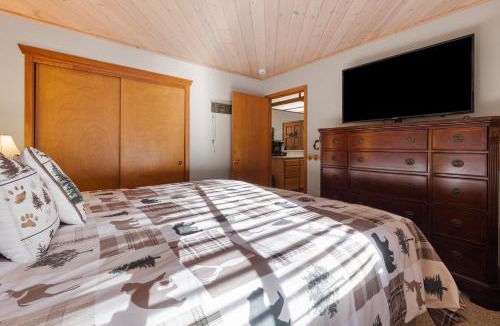 Ponderosa House | Little Meadow Cabin Rustic Secluded Cozy Retreat