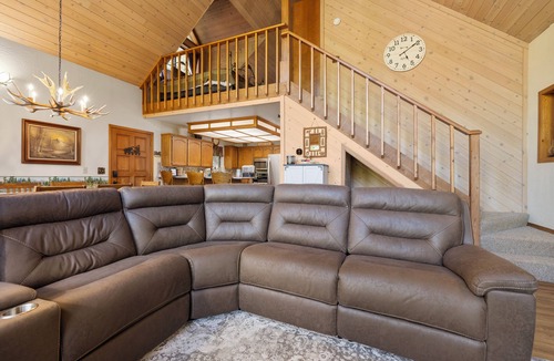 Ponderosa Cabin | Little Meadow Cabin - 2BR Rustic Secluded Cozy Retreat - Sleeps 6 + Full Kitchen