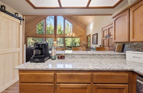 Ponderosa Cabin | Little Meadow Cabin - 2BR Rustic Secluded Cozy Retreat - Sleeps 6 + Full Kitchen