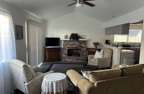 Turlock House | Little Palace in Turlock. 3 bdrm, 2 bath. Steps from Stanislaus Univ. & Hospital