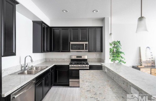 Carson City House | Local 3BD/2.5BA - WiFi & Parking