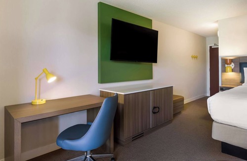 Oyster Point Hotel | Located Close to Jack Drago Park, Pet-friendly, with Onsite Parking