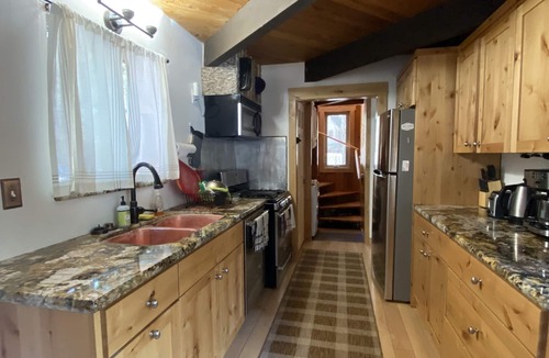 Sunnyside Cabin | LOCATION! - PETS - FAST WIFI - CLOSE TO SKI/BEACH - PELOTON BIKE!