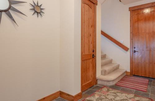 Mammoth Lakes House | Lodges 1140- Spacious Townhome on Golf Course