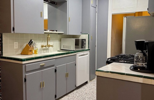 Zaferia Apartment | Long Beach Duplex - Updated 1950s Unit A/C Parking