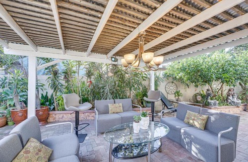 Los Angeles Apartment | Los Angeles Apartment w/Patio, 4 Mi to Downtown!