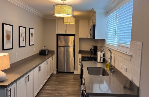 Staumbaugh Heller Condo | Lovely 2-bedroom condo in Redwood City perfect for your getaway