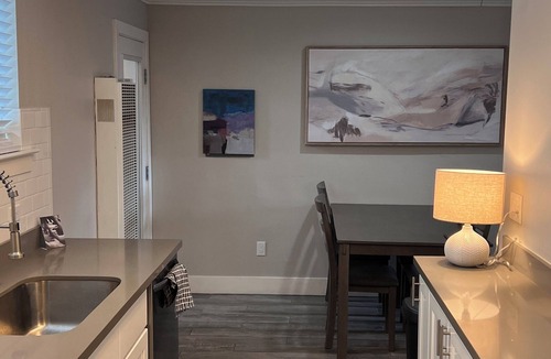 Staumbaugh Heller Condo | Lovely 2-bedroom condo in Redwood City perfect for your getaway