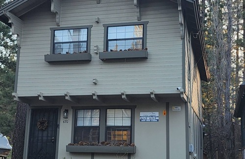 Big Bear Lake Cabin | Lovely 2-bedroom cozy cabin in center of Big Bear Lake, close to all attractions