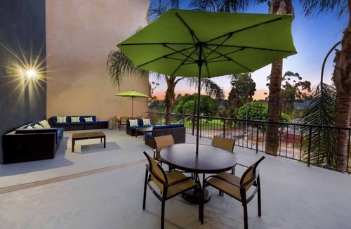 Los Feliz Apartment | Lovely 2bedroom 2bathroom with two jacuzzi’s + pool available!
