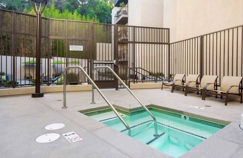 Los Feliz Apartment | Lovely 2bedroom 2bathroom with two jacuzzi’s + pool available!