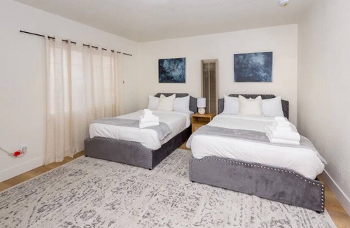 Carthay Circle House | Lovely 3-bedroom Condo in Beverly Hills