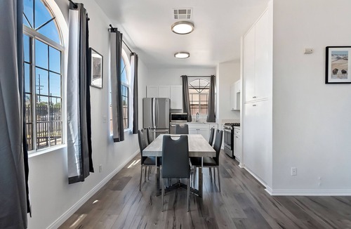 NoHo Arts District Apartment | Lovely 3bed 2bath apartment near Universal studio & Hollywood in Los Angeles