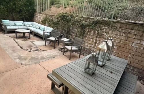 Thousand Oaks House | Lovely gated T.O. home monthly housekeeping. Community pool, spa & tennis courts
