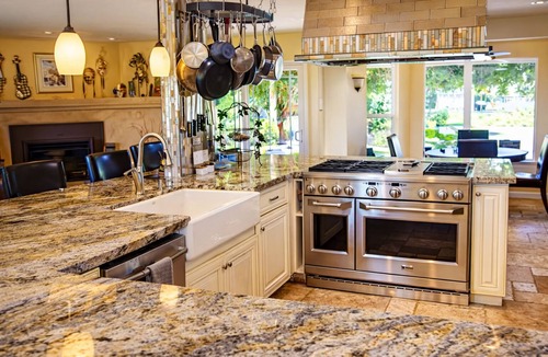 Clovis House | Lovely Lakeside Home: Perfect for Vacations, Weddings, Retreats.