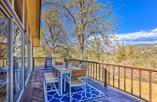 Yosemite Forks House | Lovely Oakhurst Cabin w/Deck & Mtn Views!