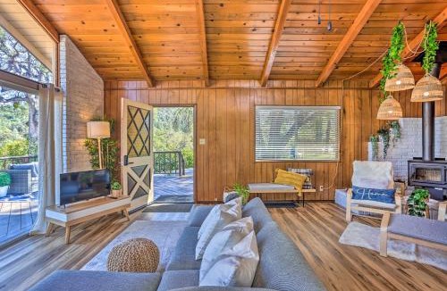Yosemite Forks House | Lovely Oakhurst Cabin w/Deck & Mtn Views!