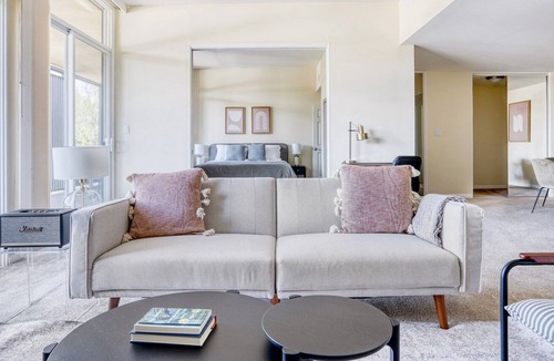 Palo Alto Apartment | Lovely Palo Alto 2BR w/ Gym, Pool, 3 min drive to Stanford, by Blueground