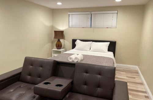 Southeast Anaheim House | Lovely Room in Private House near Disneyland