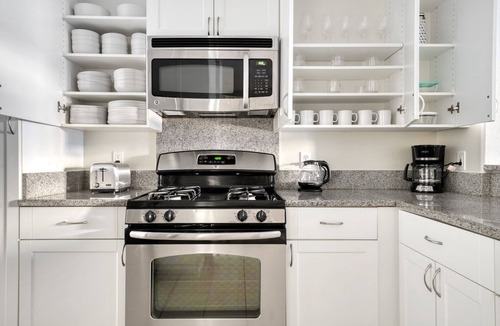 Central San Mateo Apartment | Lovely San Mateo 2BR w/Gym, Pool, Clubhouse & W/D, nr 101, by Blueground