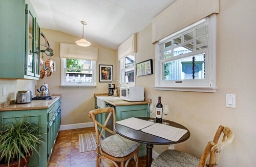 Sonoma House | Luna @ Bungalows 313 - Half a block off the Historic Sonoma Plaza