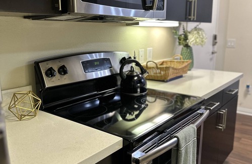 Commerce Apartment | Lush 1 bd Koreatown w/FREE parking & In-Unit laundry