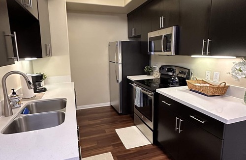 Commerce Apartment | Lush 1 bd Koreatown w/FREE parking & In-Unit laundry