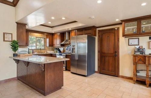 Los Serranos House | Lux Vineyard Retreat in 20,000 sqft lot near ONT