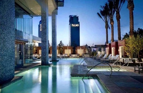Las Vegas Apartment | Luxe Condo l Strip View l NO RESORT FEES l FREE PARKING