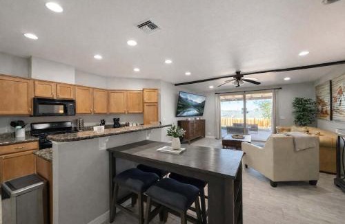 Lake Havasu City Villa | Luxe Lakeview Villa - Hot Tub - Mountain Serenity