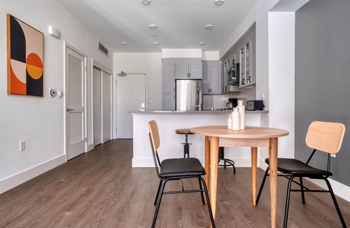 Central San Mateo Apartment | Luxe San Mateo 1BR w/Gym, Roof Deck & W/D, near Caltrain, by Blueground