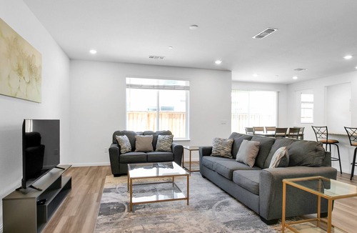 Brentwood House | LuxeAM4: Modern, Sleek 4BR, Brand New & Stylish