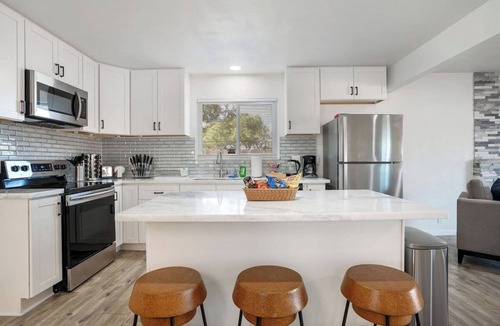 Concord House | LuxoStays | Stylish 4BR w/Backyard & Near HWY