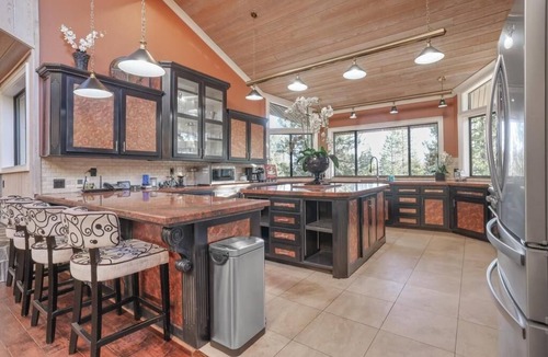 Shaver Lake House | Luxurious Escape-DOUBLE Masters and GOURMET Kitchen with New air conditioning