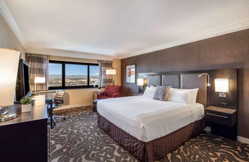 Los Angeles Resort | Luxurious Stay Near LAX with Great Amenities! Pets Allowed, Airport Shuttle!