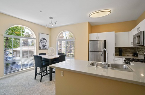 Orange Apartment | Luxury 2-BD/BA Apt! 5 Mins to Disney ! Angel Stadium! Honda Center! The Outlets!