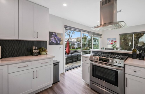 Corona del Mar House | Luxury 2 Bed w/Huge Sun Deck, A/C, fast WiFi, 10 minute walk to Beach