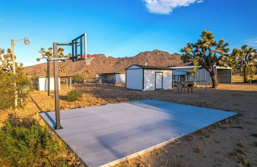 Joshua Tree Villa | Luxury 20-Acre Estate Pool, Spa, Game Room Sleeps 14 Near Joshua Tree NP