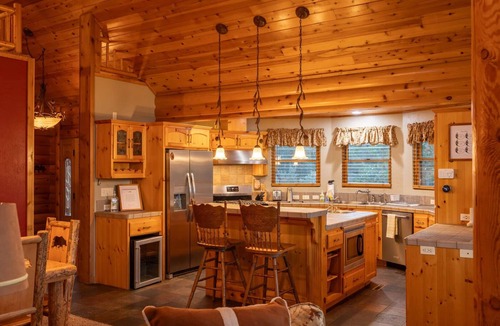 Whispering Forest House | Luxury 2400 sqft Log Cabin! Panoramic views, game room, tiki bar, & Pets!